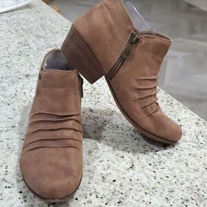 Daisy Fuentes brown ankle boot, size 8.5